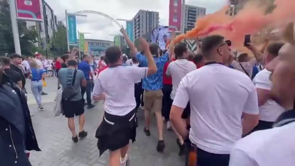 Los aficionados comienzan a llegar al estadio de Wembley para la gran final de la Eurocopa