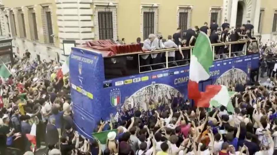 Celebración por todo lo alto de la Azurra por las calles de Roma