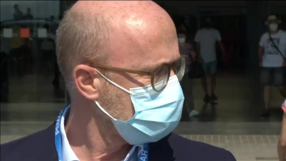 Homenaje a los sanitarios en hospitales de Barcelona