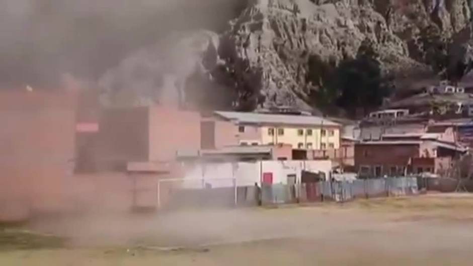 Un torbellino de polvo sorprende a unos futbolistas bolivianos