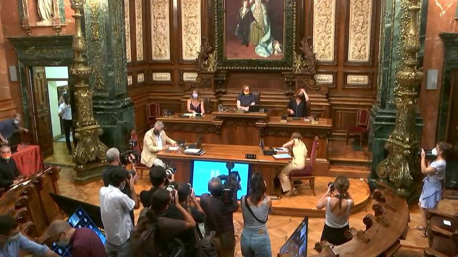 Colau pone la foto del Rey en el Ayuntamiento y aparece con una mascarilla de la República