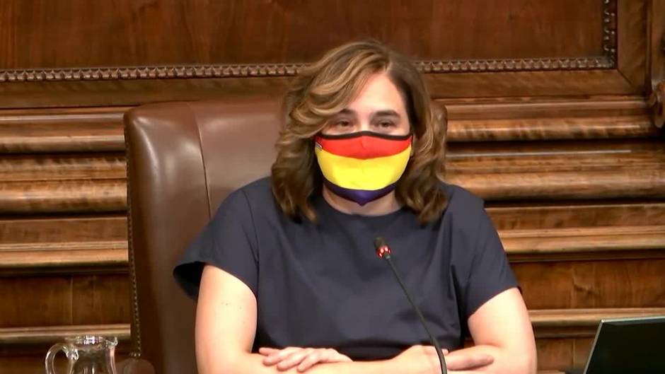 Colau pone el retrato del Rey en el pleno, luciendo mascarilla con bandera republicana