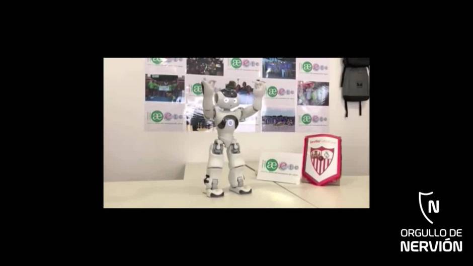 Curro, el robot de los niños de la AEetc que canta el himno del Sevilla