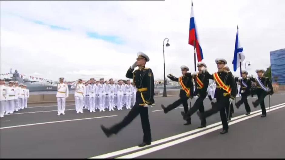 Putin preside el desfile naval con motivo del 325 aniversario de la Armada rusa