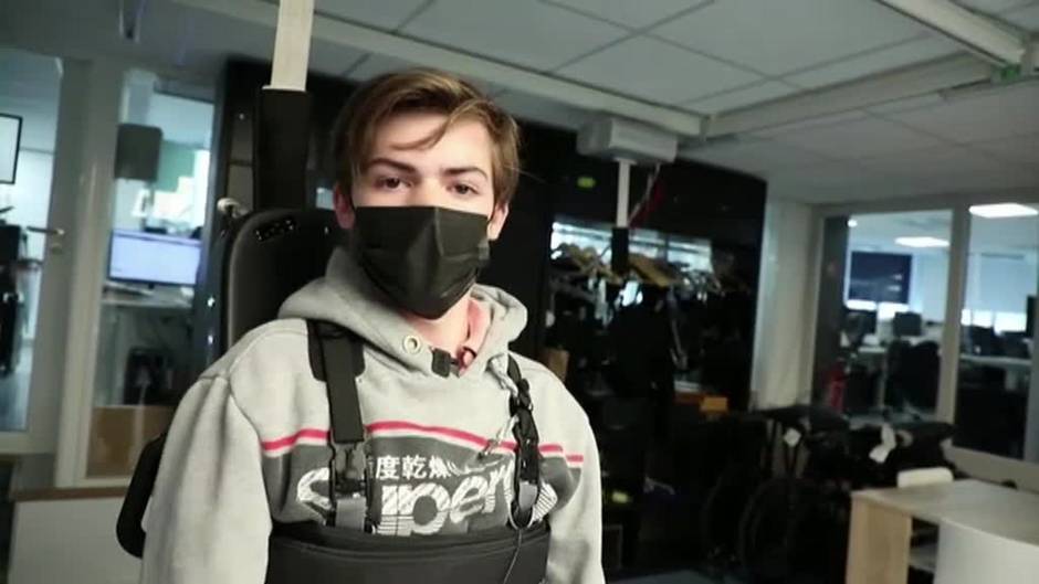 Un ingeniero francés fabrica un exoesqueleto para que su hijo pueda caminar