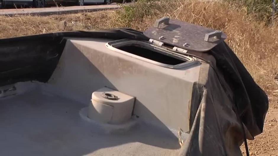 Vecinos de Dos Hermanas denuncian los peligros de un cementerio de nacho lanchas a las puertas de un colegio