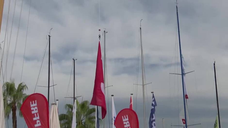 El rey preside el izado de bandera por el V centenario de la primera vuelta al mundo