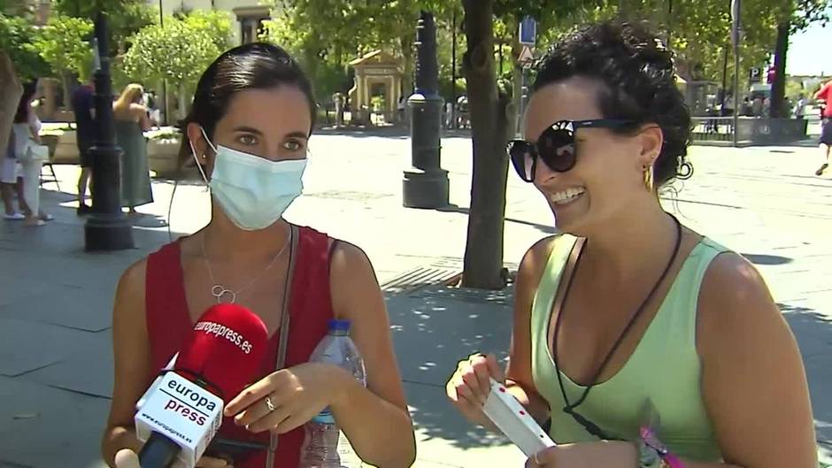 Turistas hacen frente al calor en Sevilla "botella en mano y buscando la sombra"