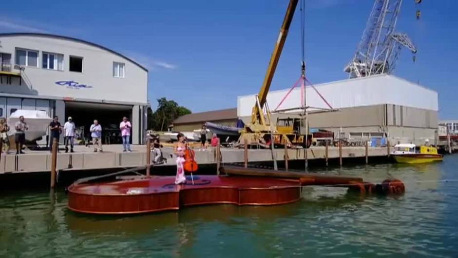Un violín flotante homenajea a las víctimas mortales de la pandemia en las aguas de Venecia