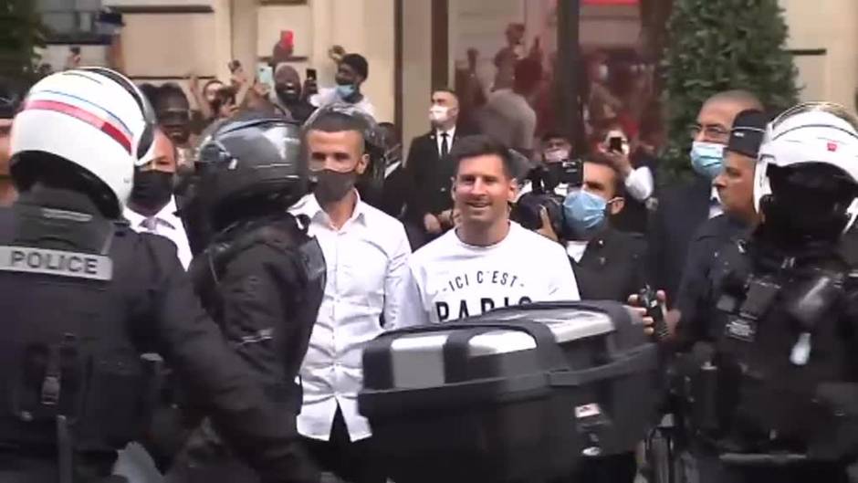 Messi causa furor en París al salir a saludar a sus fans