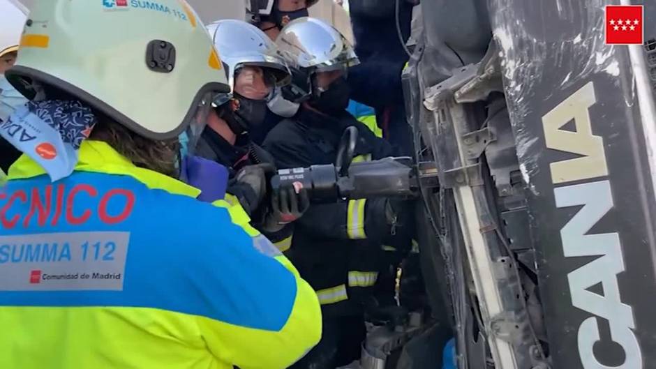 Una hormigonera vuelca sobre un turismo al caer desde 3 metros de altura