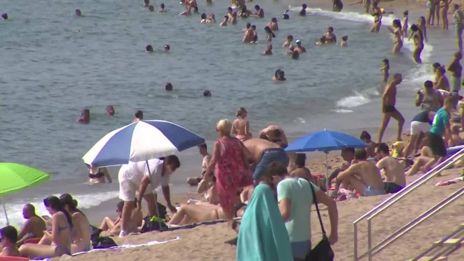 La playa de la Barceloneta se encuentra abarrotada durante la ola de calor