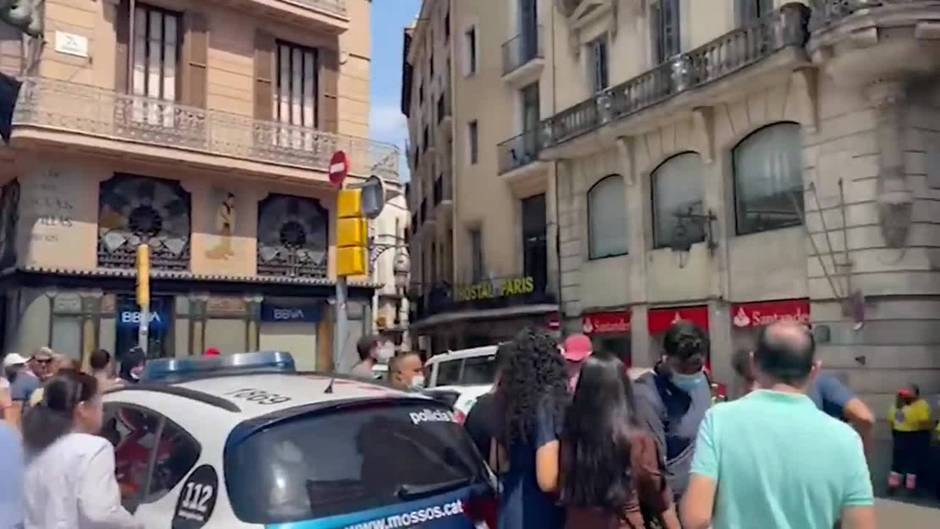 Desalojan un hotel cercano a La Rambla tras una explosión