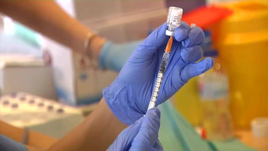 Los expertos priorizan una tercera dosis de la vacuna a las personas mayores