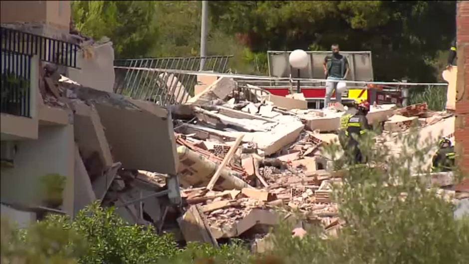 Los trabajos de los bomberos en el derrumbe de Peñiscola se centran en encontrar a la mujer desaparecida