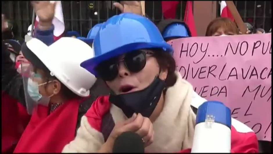 Enfrentamientos en las calles de Perú entre quienes muestran su apoyo al Primer Ministro Guido Bellido y quienes no