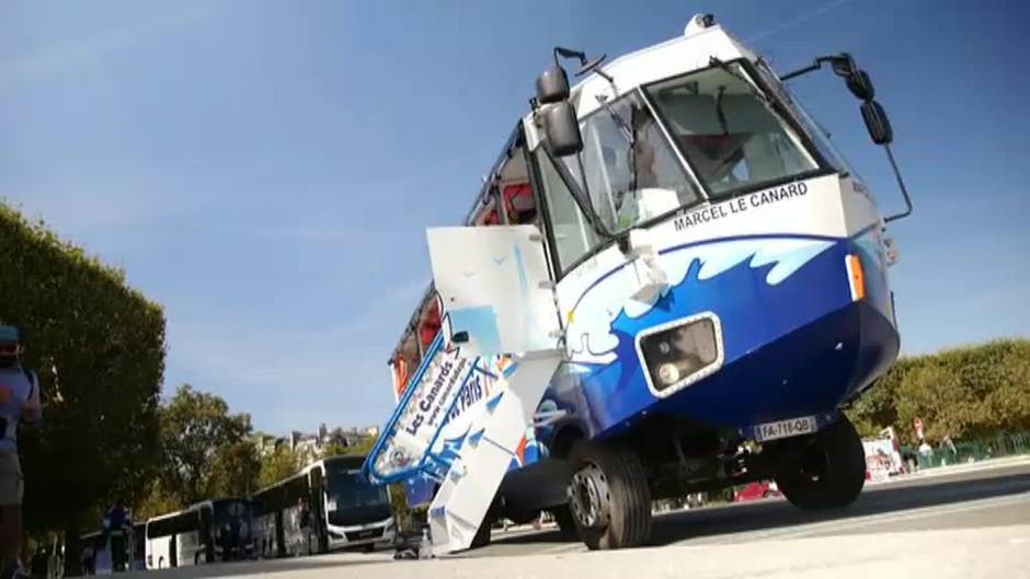 El autobús anfibio que permite surcar las aguas del Sena y recorrer las calles de París