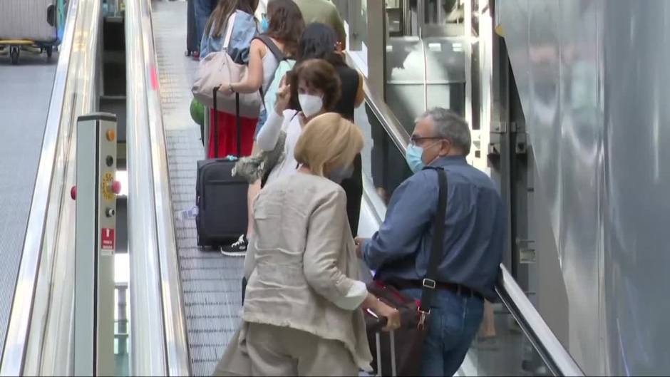 Españoles llegan al aeropuerto para volver a la rutina tras el verano