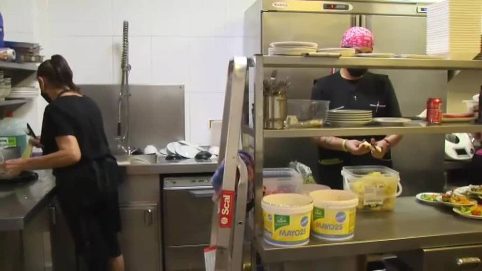 El puerto de Sagunto trabaja a toda prisa para recuperar sus playas y aprovechar los últimos días del verano