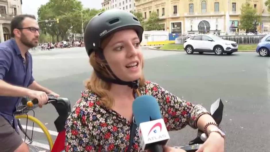 Un patinete se salva de ser arrollado por un autobús en Barcelona