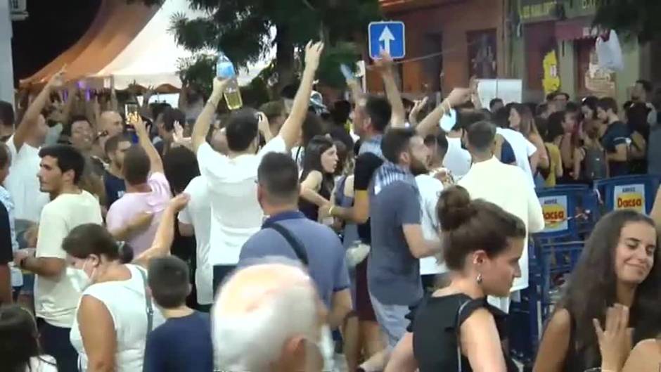 Los botellones son protagonistas en la Nit del foc valeciana