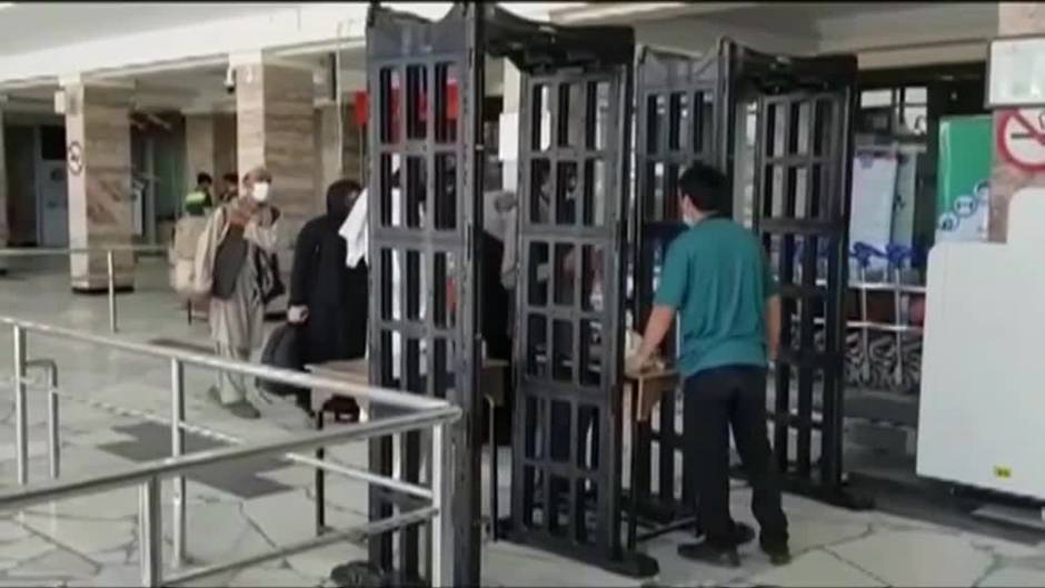 Reabre el aeropuerto de Kabul para vuelos domésticos