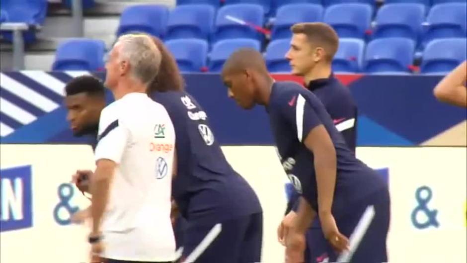 Francia se entrena con la vista puesta en el partido de mañana ante Finlandia
