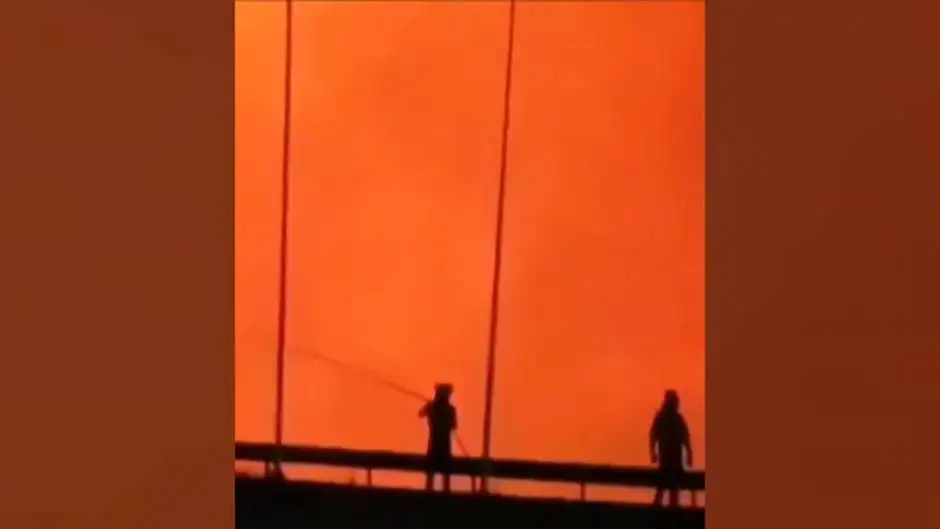 El fuego sigue descontrolado en Sierra Bermeja y ya se ha cobrado la vida de un bombero