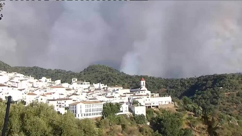 El pirocúmulo formado en el incendio de Estepona obliga a confinar a los vecinos de varias localidades
