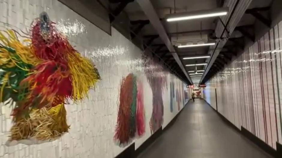 El metro de Nueva York estrena vibrantes murales realizados por el artista Nick Cave