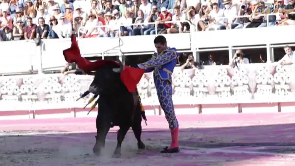 Talavante y Roca Rey salen a hombros de la plaza de toros de Arles