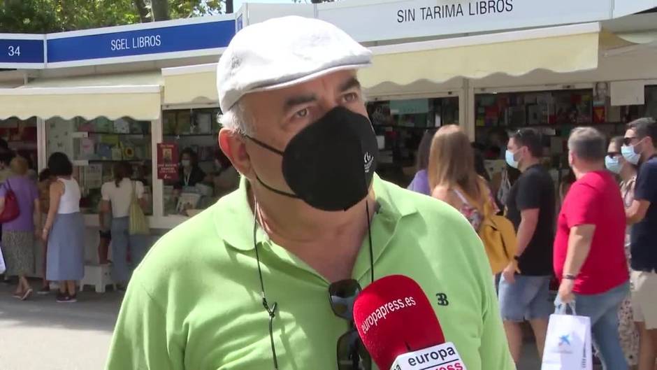 Largas colas en el primer domingo de la Feria del Libro de Madrid