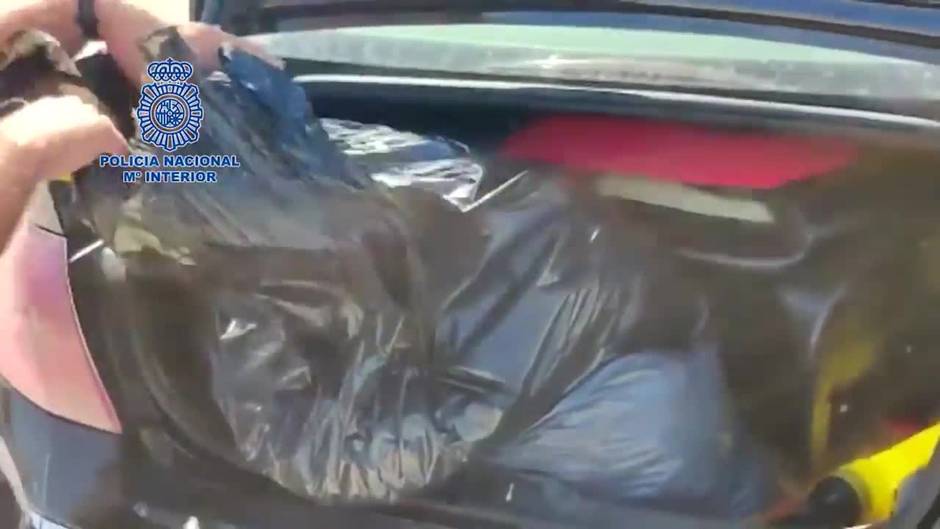 Dos detenidos por llevar más de ocho kilos de marihuana en el maletero de un coche