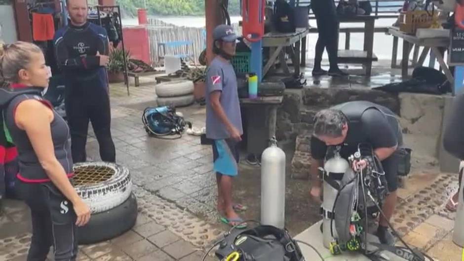 Un grupo de buzos limpia de basura los corales marinos del fondo del mar en Filipinas