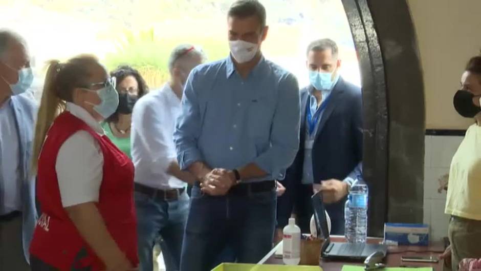 Sánchez visita a los afectados por la emergencia volcánica del acuartelamiento de El Fuerte