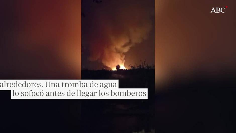 Así fue el espectacular rayo que provocó un incendio en Lepe por el temporal de Huelva