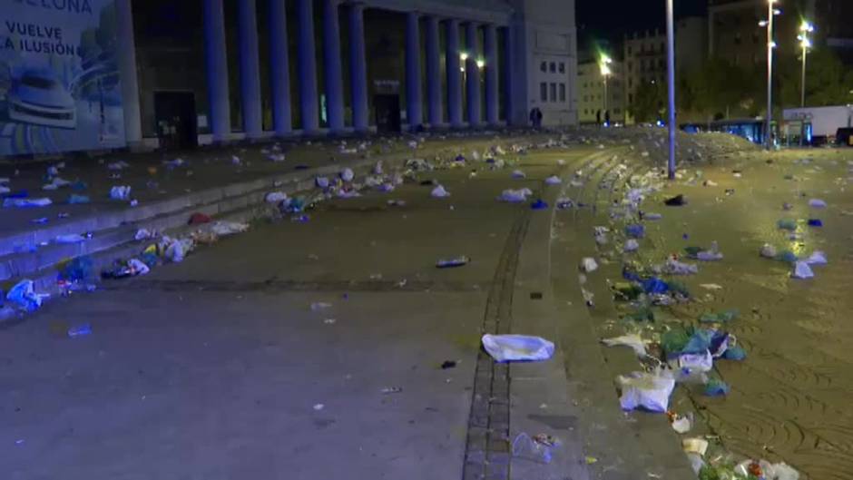 Miles de jóvenes celebran con un macrobotellón las fiestas de La Mercé en Barcelona