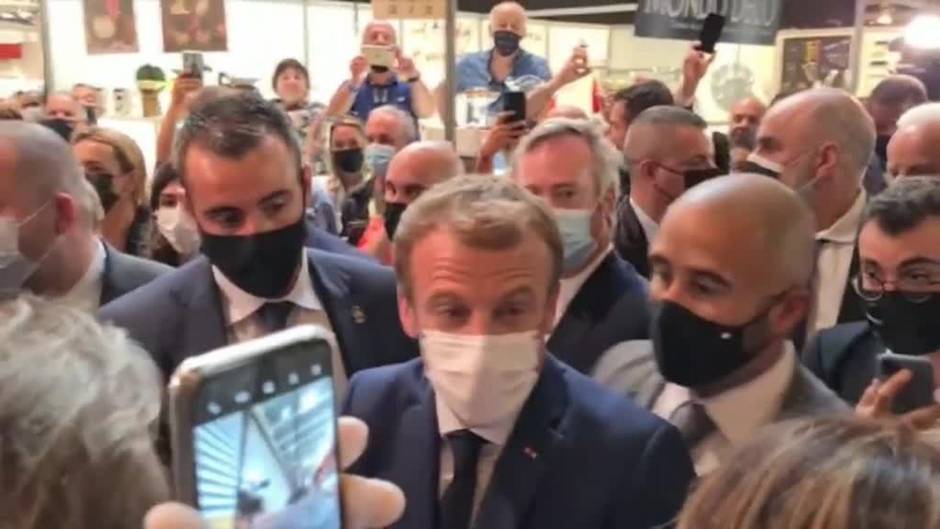 Lanzan un huevo a Macron al grito de «Viva la revolución»