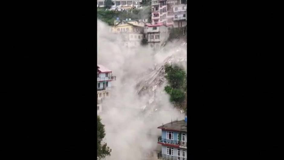 Impresionante derrumbe de un edificio de varias plantas en la India