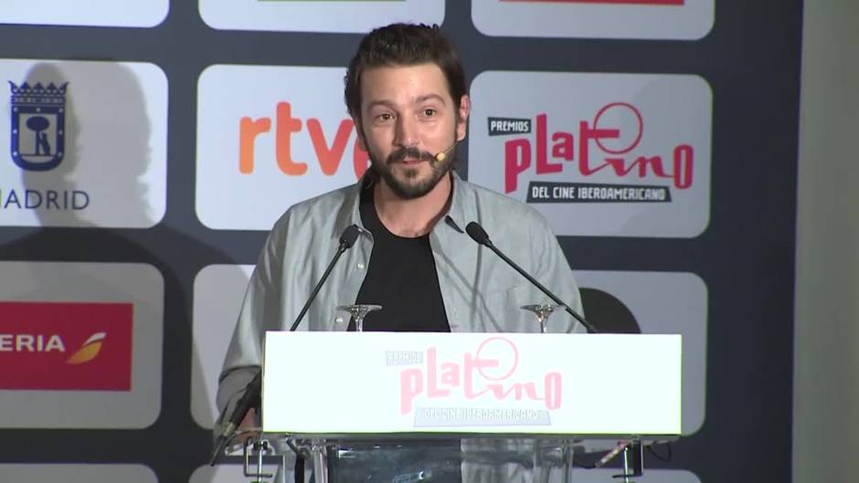 Diego Luna afirma que recibir el Premio Platino de Honor es un "aliciente"