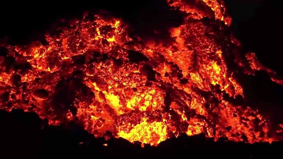 La lava sigue aumentando las dimensiones del delta en La Palma