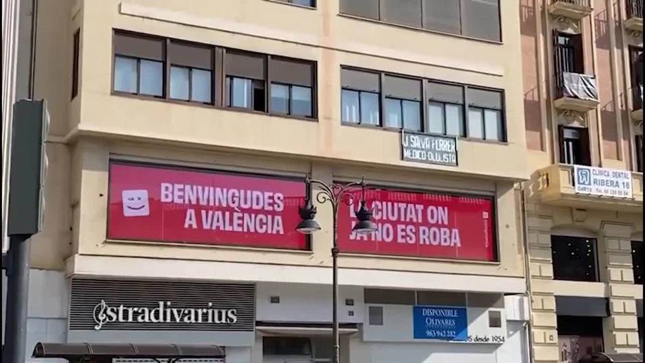 Compromís da la "bienvenida" al PP con un vídeo frente a la Plaza de Toros