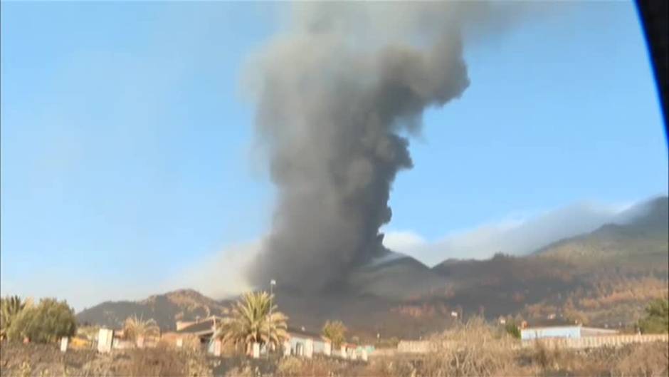 Un grupo de periodistas, acompañados por técnicos del IGN, a los pies del volcán