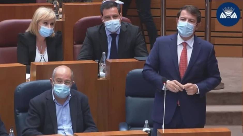 Mañueco culpa a Tudanca de "mancharse las manos de transfuguismo"