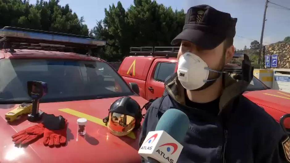 Los trajes especiales de los científicos y militares en la Palma les ayudan a soportar temperaturas de 100 grados