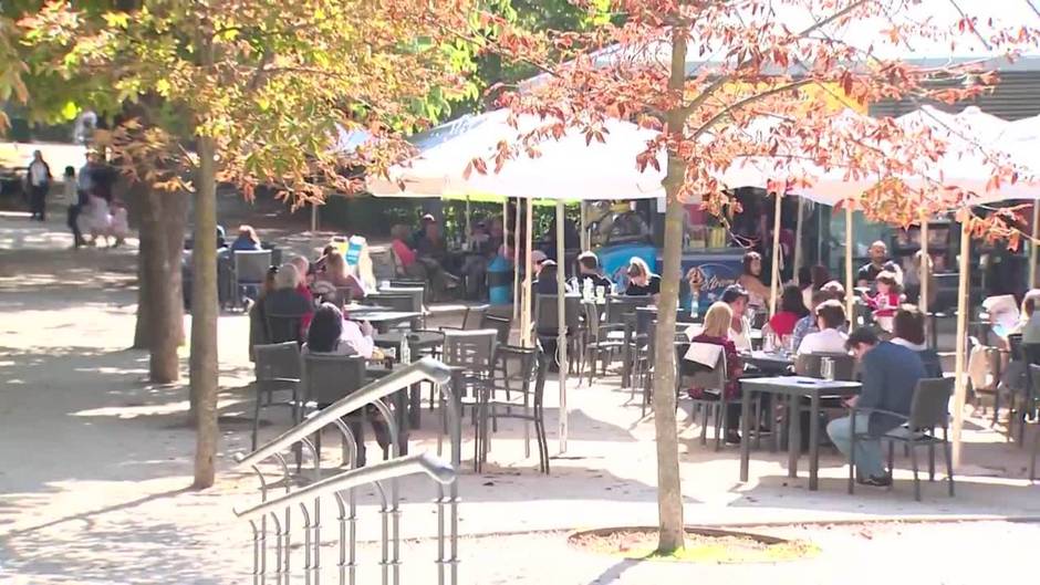 El parque del Retiro se llena de visitantes con ocasión del día del Pilar