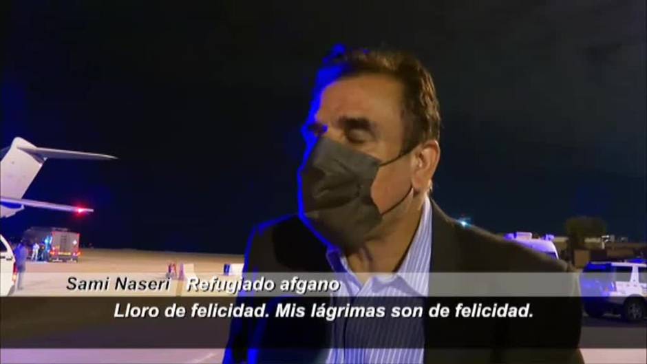 El emotivo reencuentro entre un padre afgano y su hija en Barajas