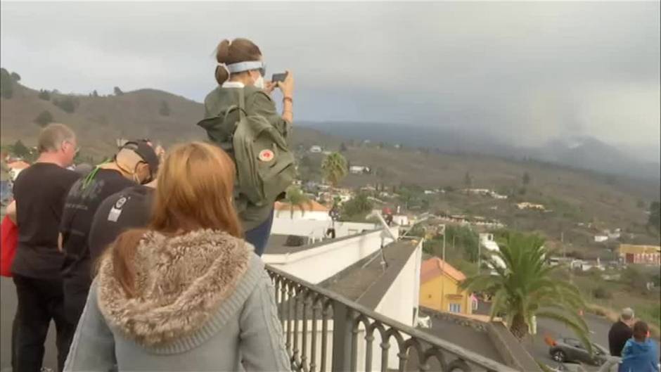 La colada de lava del volcán de La Palma se desborda en su cono principal