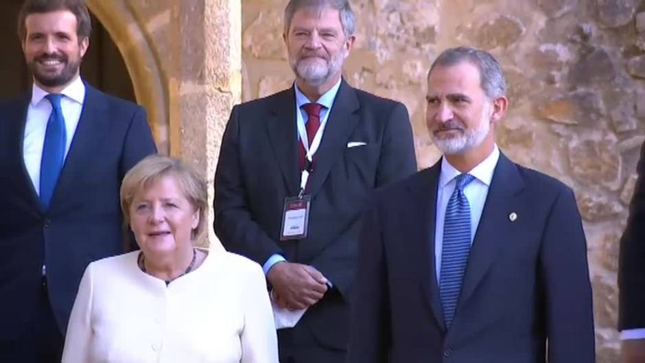 Angela Merkel recibe el Premio Carlos V de manos del Rey