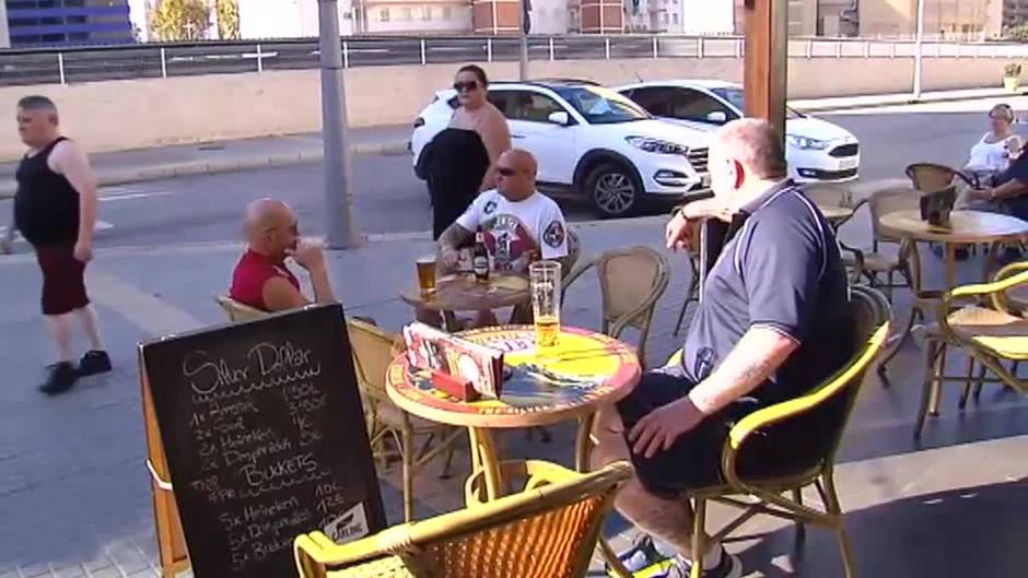 La economía de Benidorm saluda la vuelta del turismo británico con o sin COVID